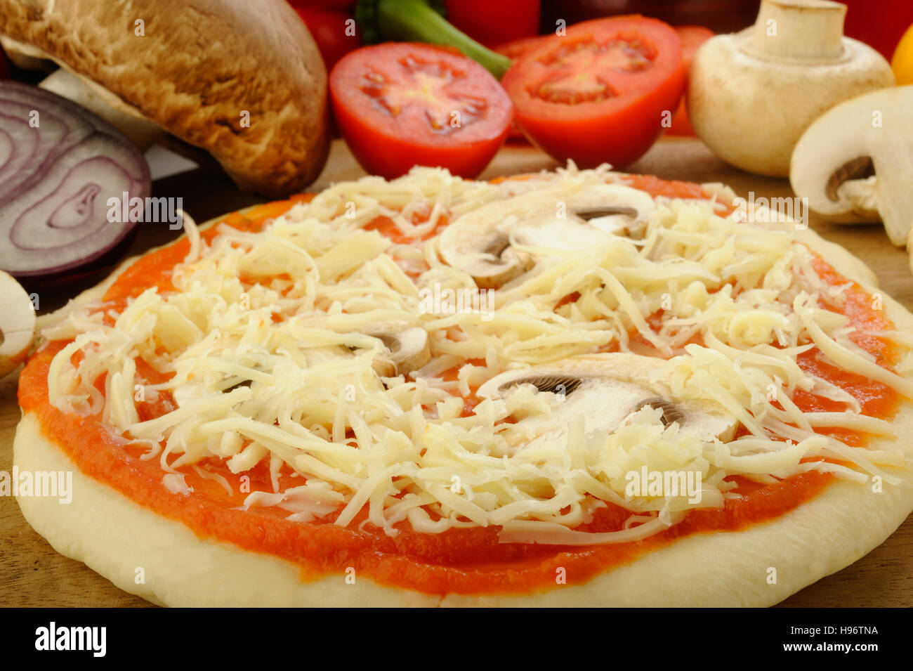 Masa para pizza e ingrediente para hornear Foto de stock