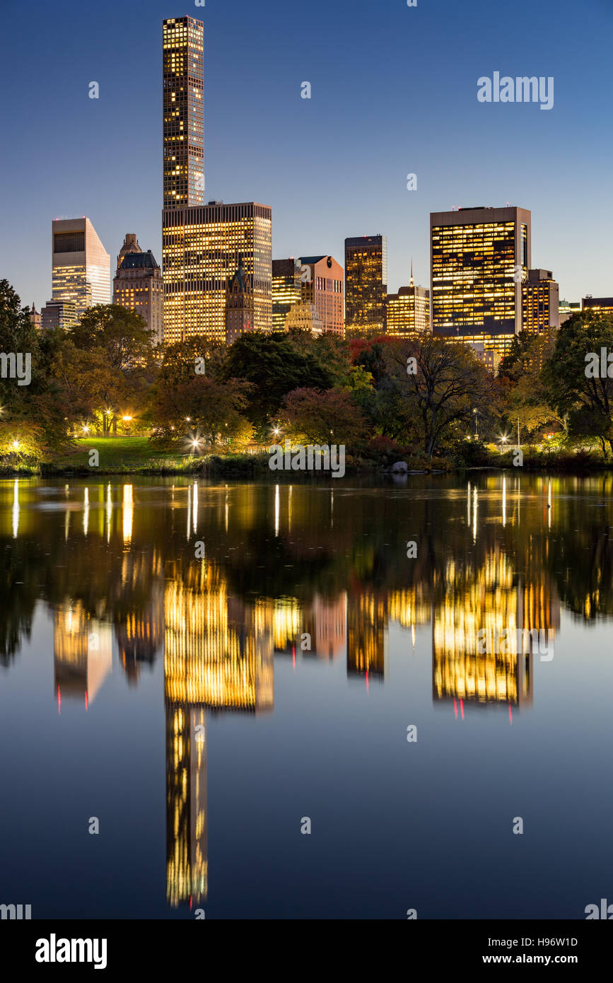 El lago en Central Park en la penumbra con las luces de la ciudad de Nueva York y Manhattan Midtown rascacielos reflejando en el lago Foto de stock