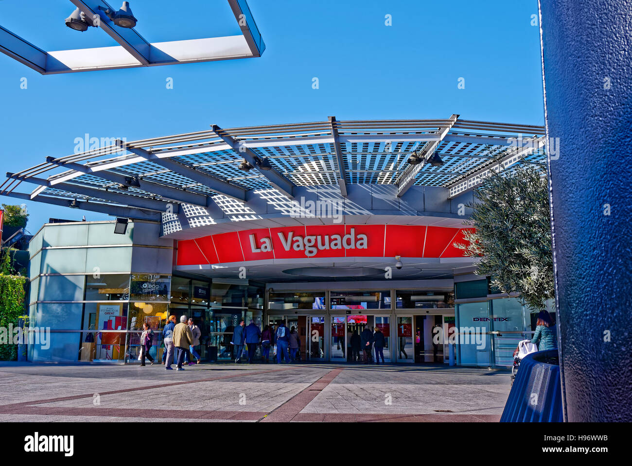 MADRID, España - Noviembre 17, 2016: en la entrada principal del centro  comercial La Vaguada en Madrid, España Fotografía de stock - Alamy