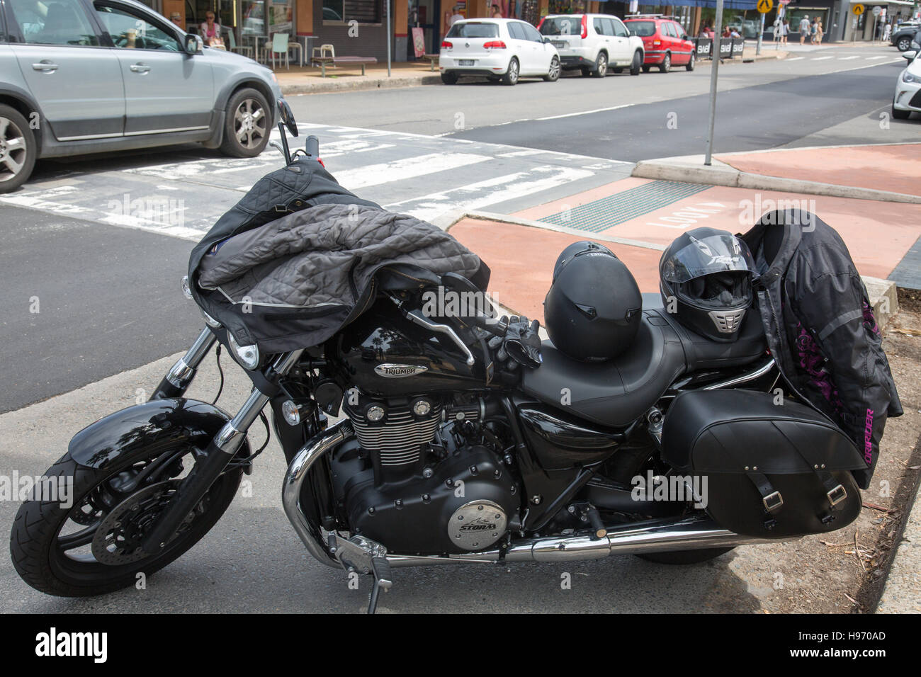 Triumph Motorcycles STORM MOTO en Sydney, Australia, con chaquetas de cuero y cascos en la moto de stock -