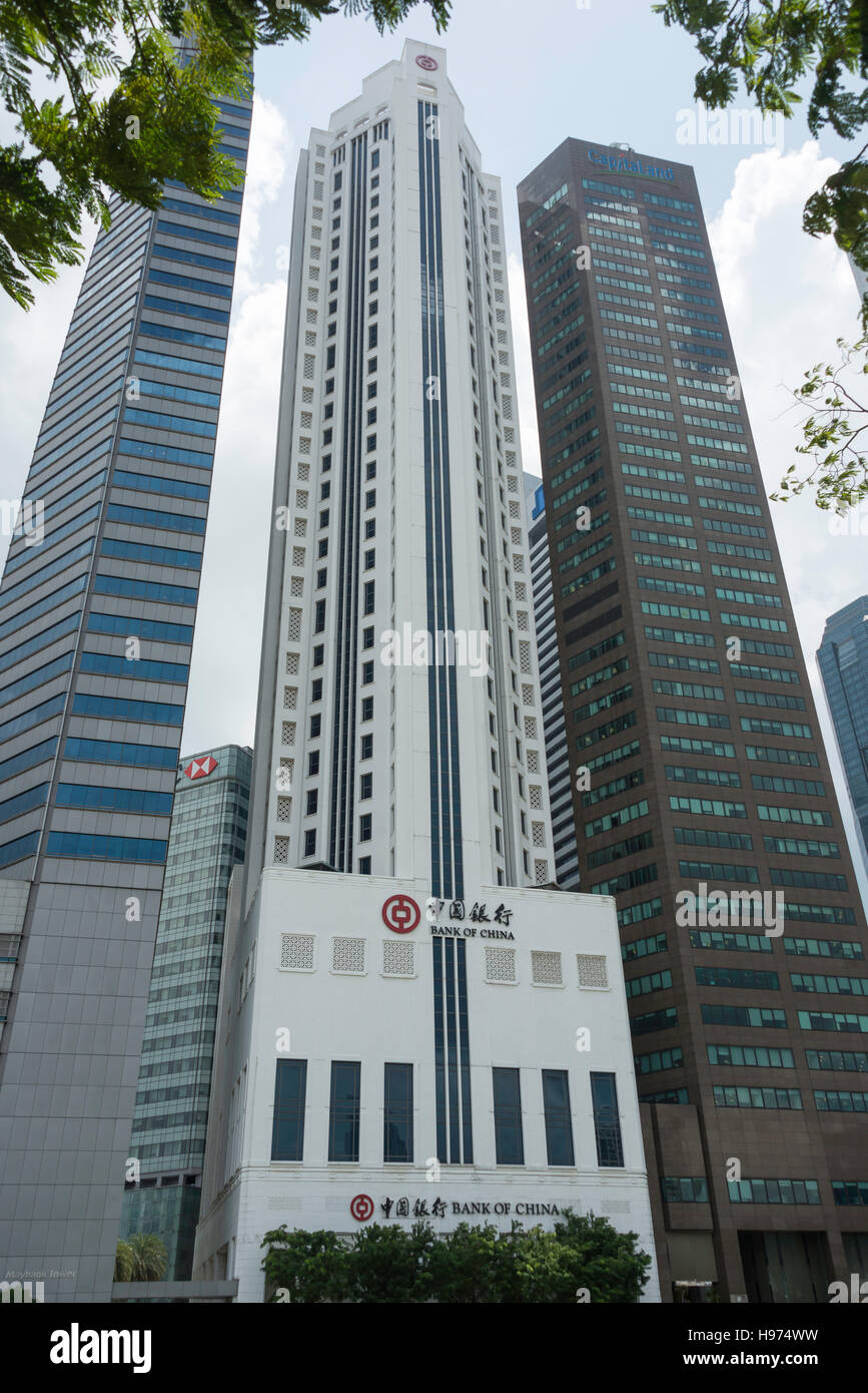 Edificio del Banco de China a través del río Singapur, Empress Place, el distrito cívico, Isla de Singapur, Singapur Foto de stock