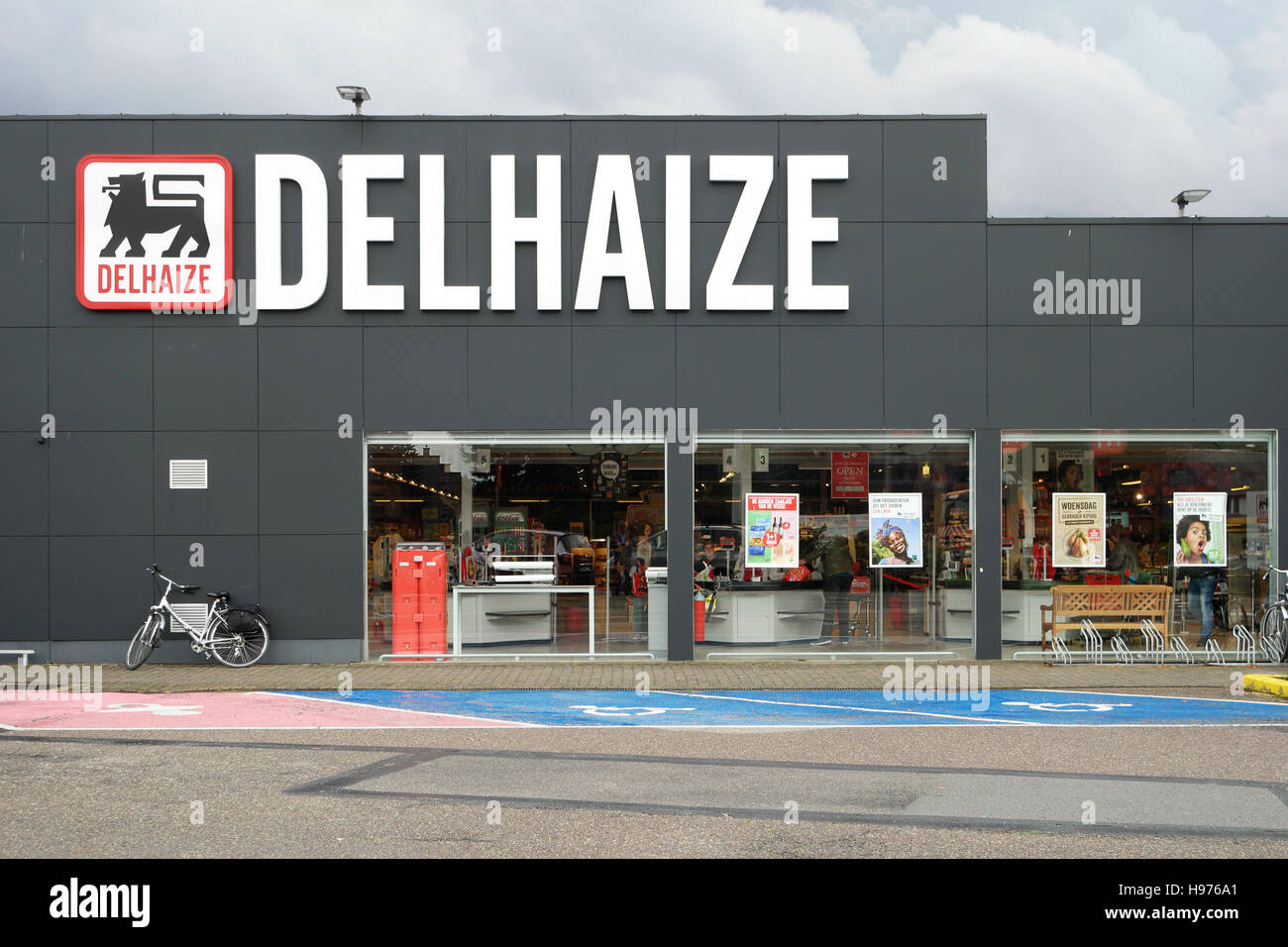 Sucursal de un supermercado Delhaize en Bélgica. Foto de stock