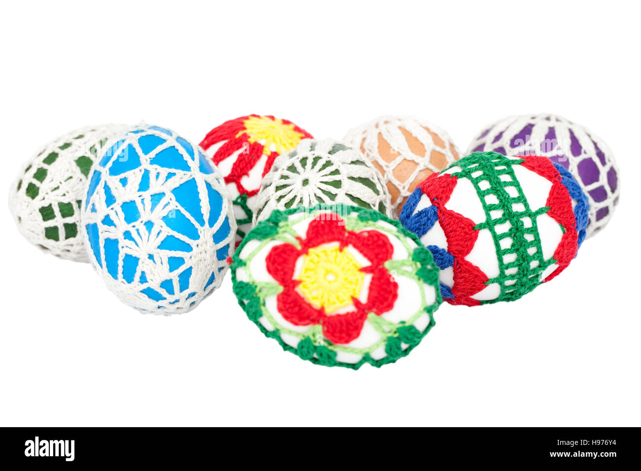 Huevos coloridos hechos a mano sobre fondo blanco. Foto de stock