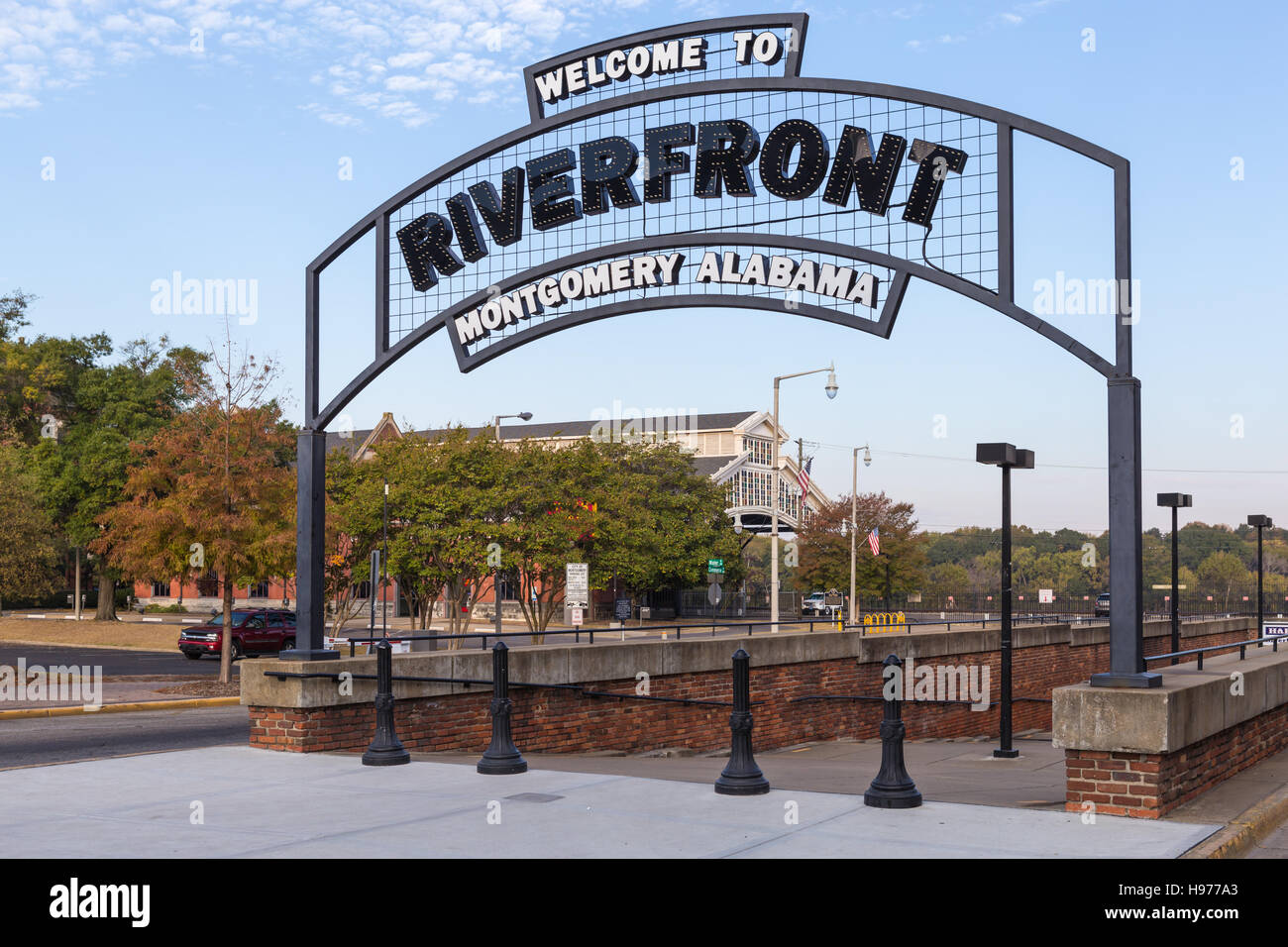 Un cartel de bienvenida arqueada marca la entrada al parque Riverfront Park en Montgomery, Alabama. Foto de stock