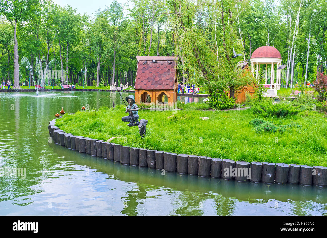 El cisne estanque del parque Gorky con una fuente, pabellones para las  aves, y una escultura de bronce de un joven pescador con un perro  Fotografía de stock - Alamy