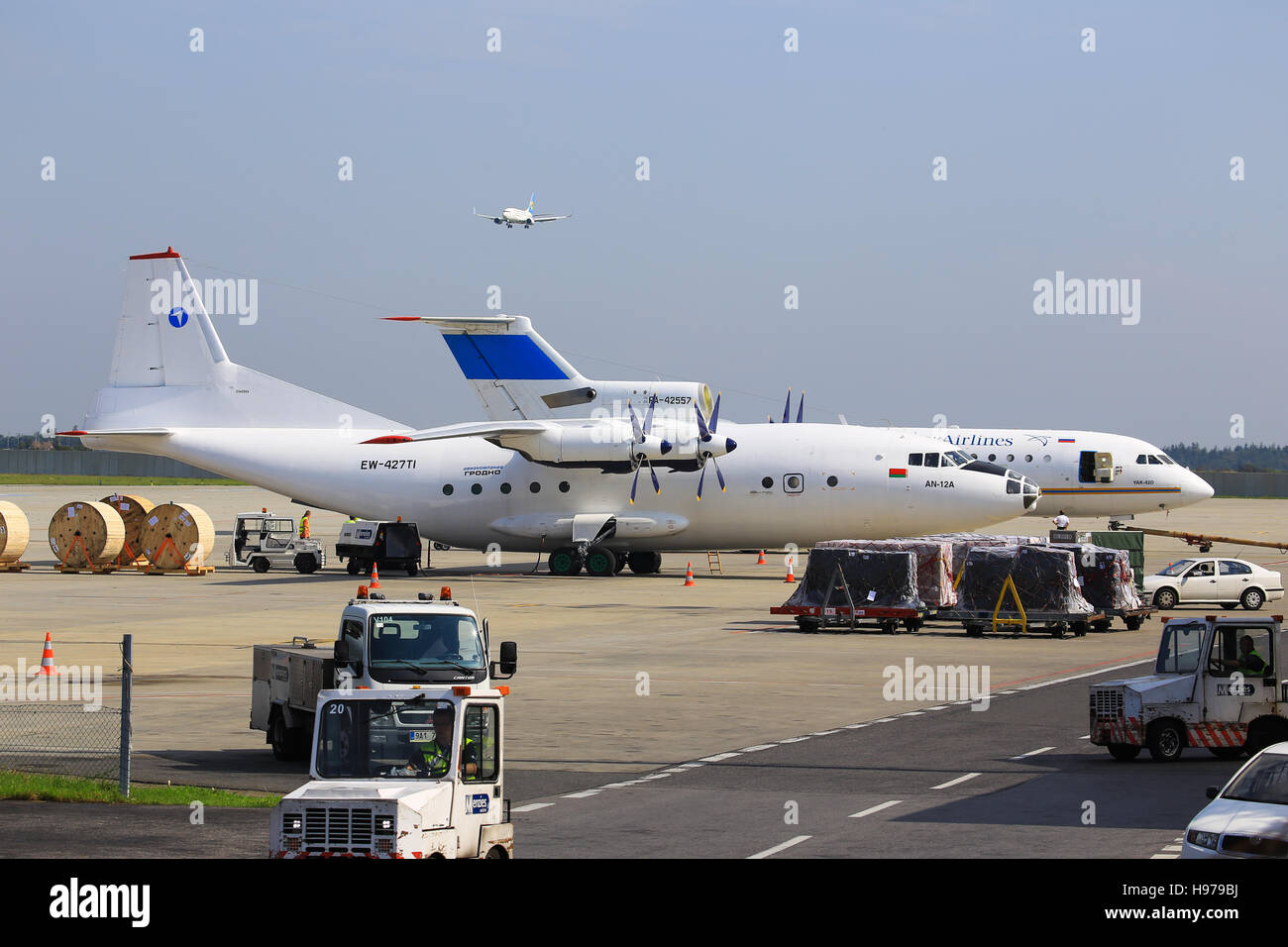 Prag/República Checa el 14 de marzo de 2016:Saratov Yak 42 un Atnonov Prag12 en un aeropuerto. Foto de stock