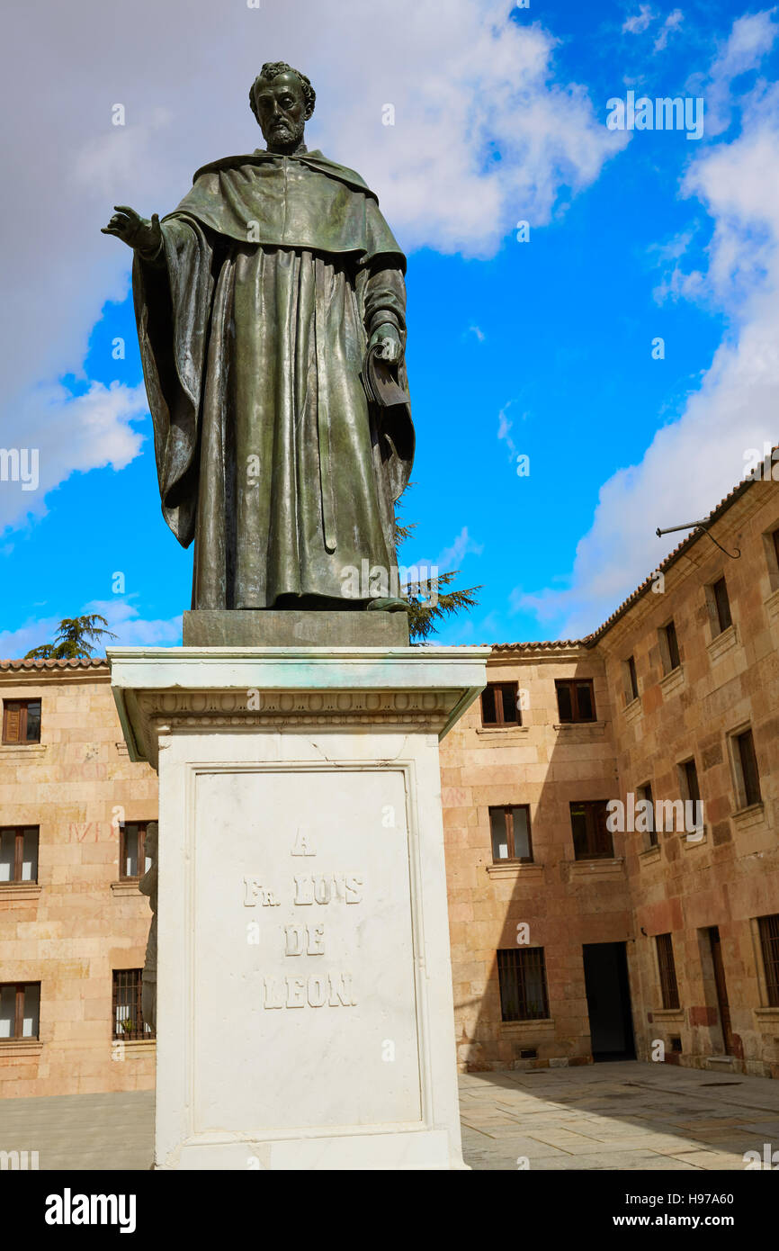 Fray Luis de León escultura cerca de la Universidad de Salamanca en España Foto de stock
