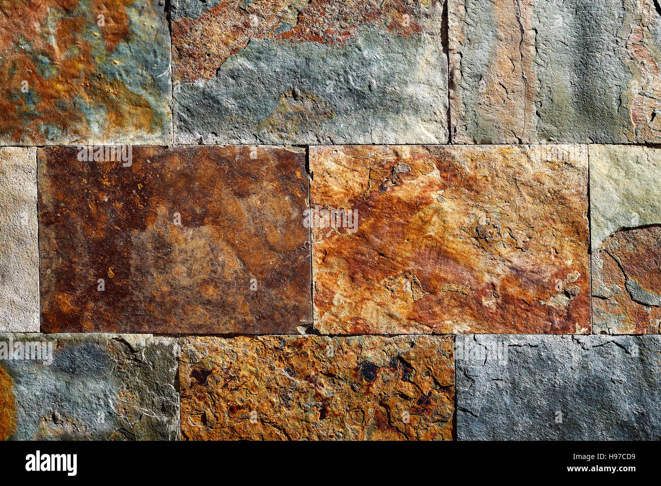 Piedra pizarra coloridos azulejos con textura oxidada rojo amarillo y verde  en tonos azules Fotografía de stock - Alamy