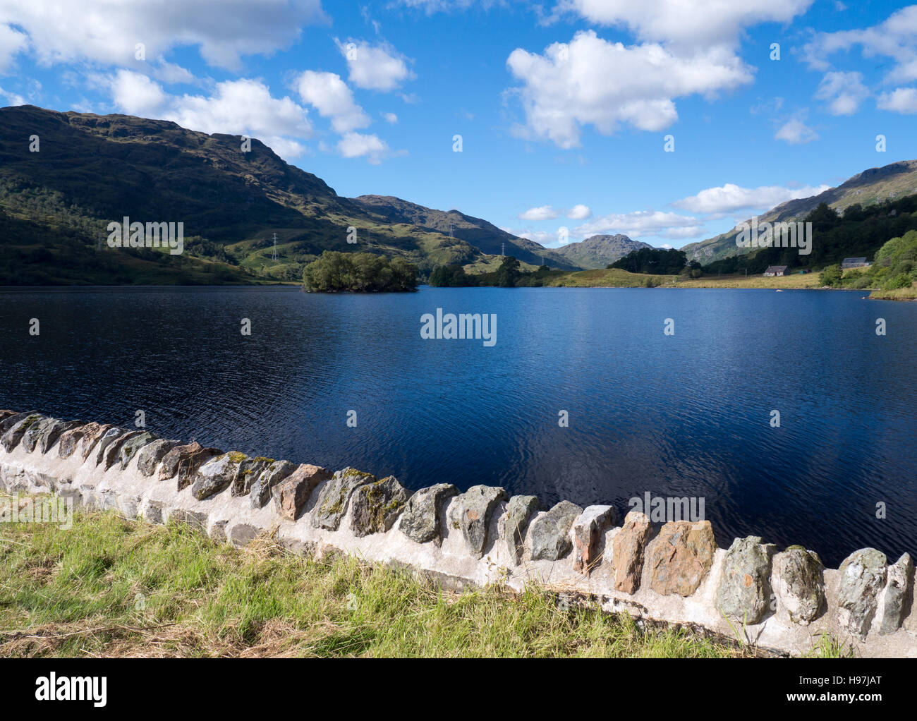 Hermosa vista sobre loch Katrine, Escocia Foto de stock