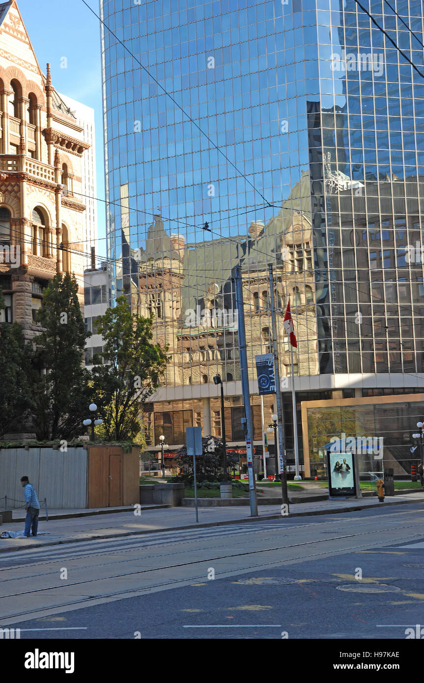 El centro de Toronto, el reflejo del antiguo ayuntamiento en un edificio alto y moderno. Foto de stock