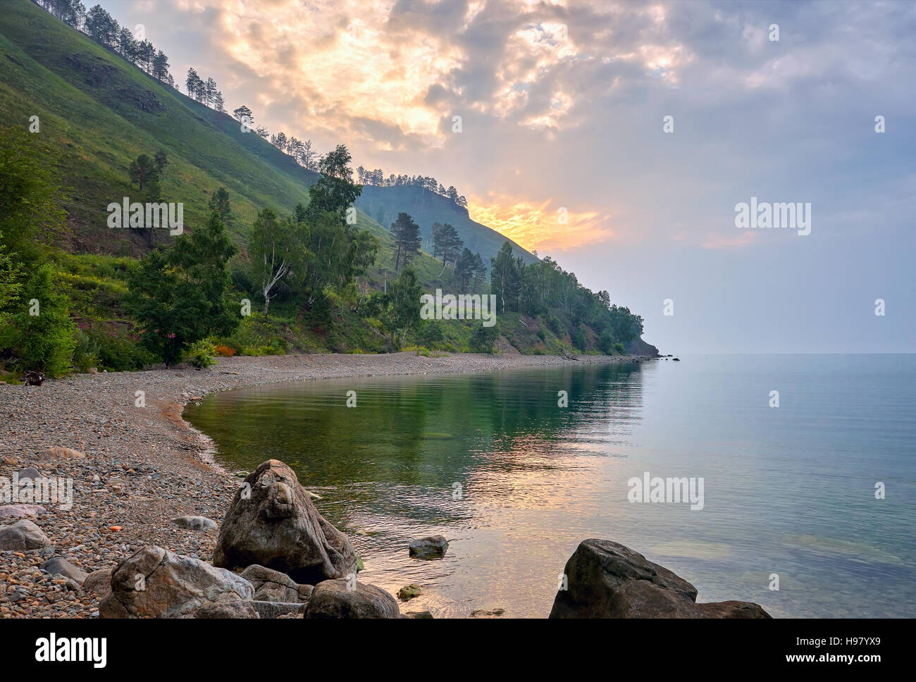 Overcast mañana en la bahía. El lago Baikal. Región de Irkutsk. Rusia Foto de stock