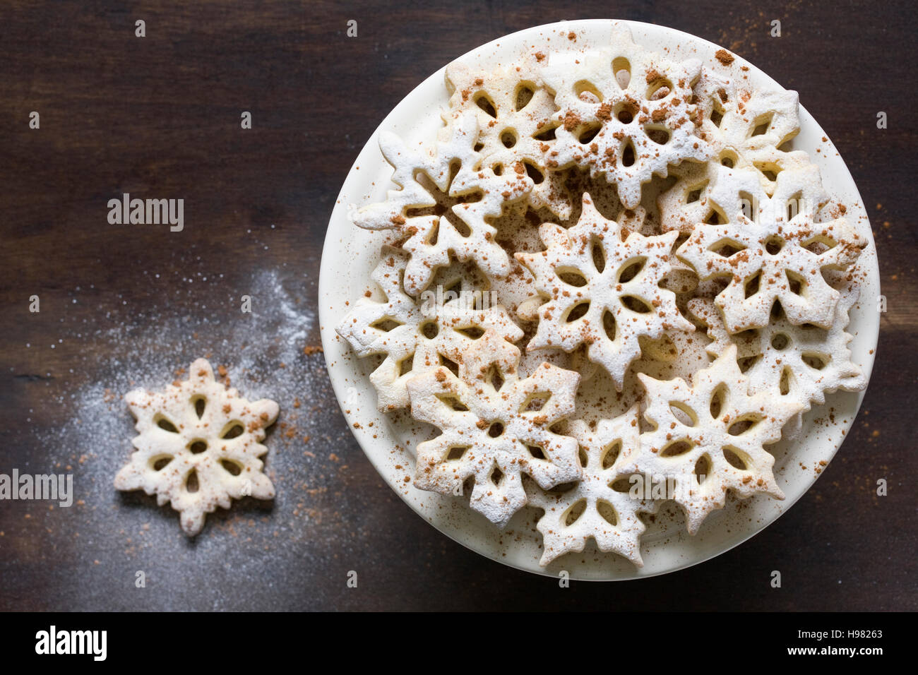 Copo de nieve caseros cookies en una placa. Foto de stock
