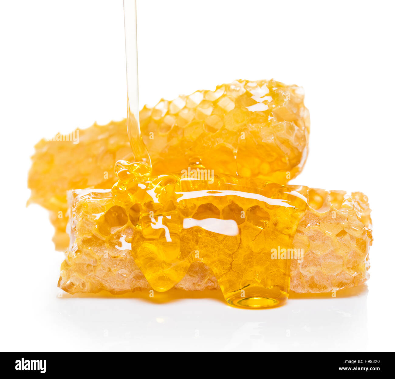 Panal de abeja de miel sobre un fondo blanco Fotografía de stock - Alamy