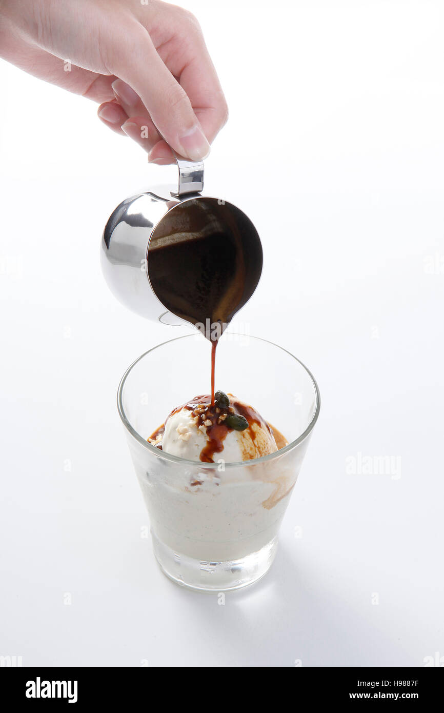 Affogato con helado de café sobre fondo blanco Fotografía de stock - Alamy