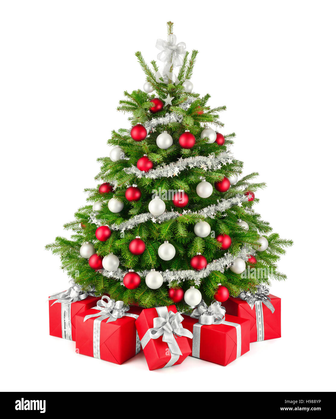 Precioso árbol de Navidad natural, blanco y rojo con adornos de plata y  cajas de regalo, coincidente studio aislado sobre fondo blanco Fotografía  de stock - Alamy