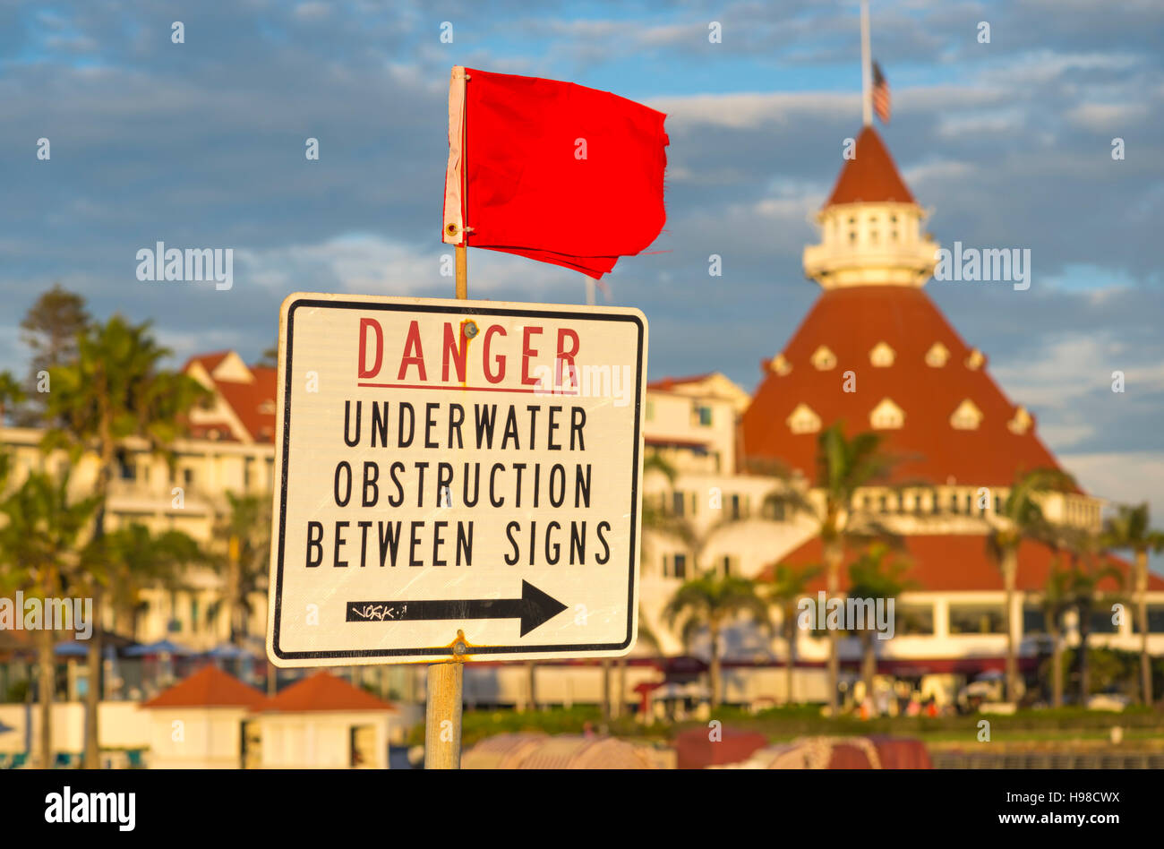 Señal de peligro, el Hotel Del Coronado en el fondo. Coronado, California, Estados Unidos. Foto de stock