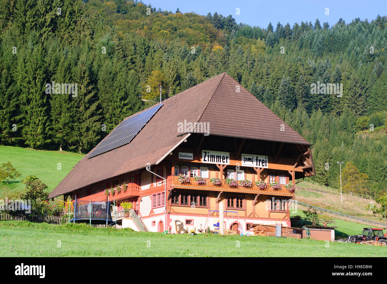 Gutach (Schwarzwaldbahn): típica Casa Selva Negra con células solares, Schwarzwald, Selva Negra, Baden-Württemberg, Alemania Foto de stock
