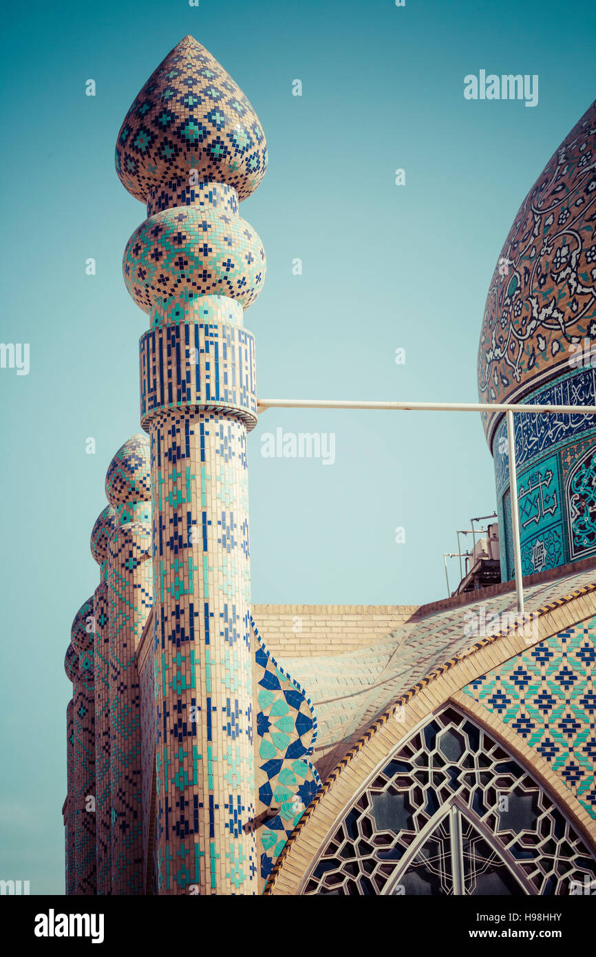 YAZD, Irán - Octubre 07, 2016: Mezquita de Yazd, en Irán. La mezquita está coronada por un par de minaretes. Foto de stock