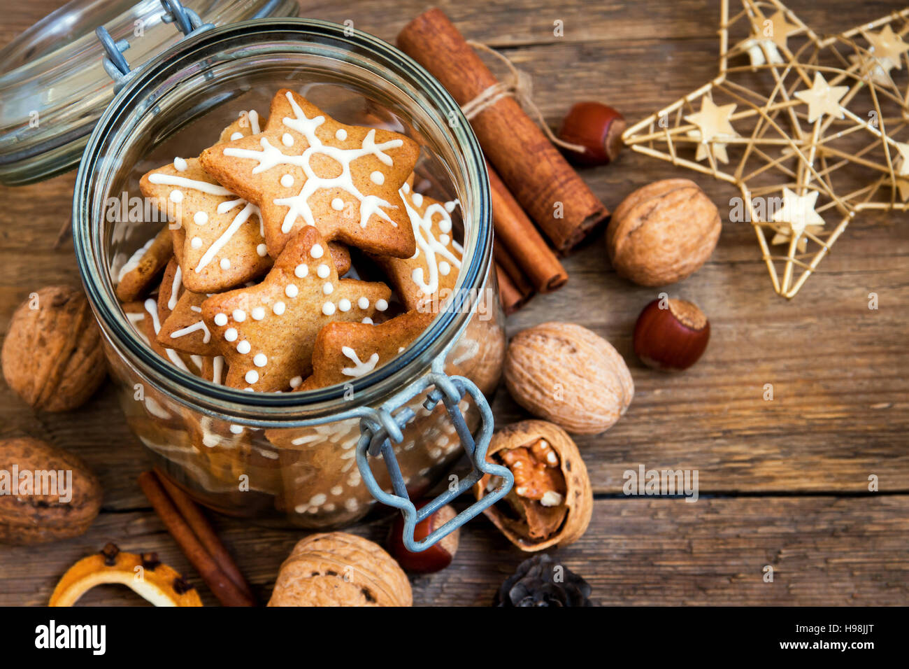 Pan de jengibre galletas de Navidad estrellas en el tarro de vidrio con especias y decoración de Navidad cerrar Foto de stock