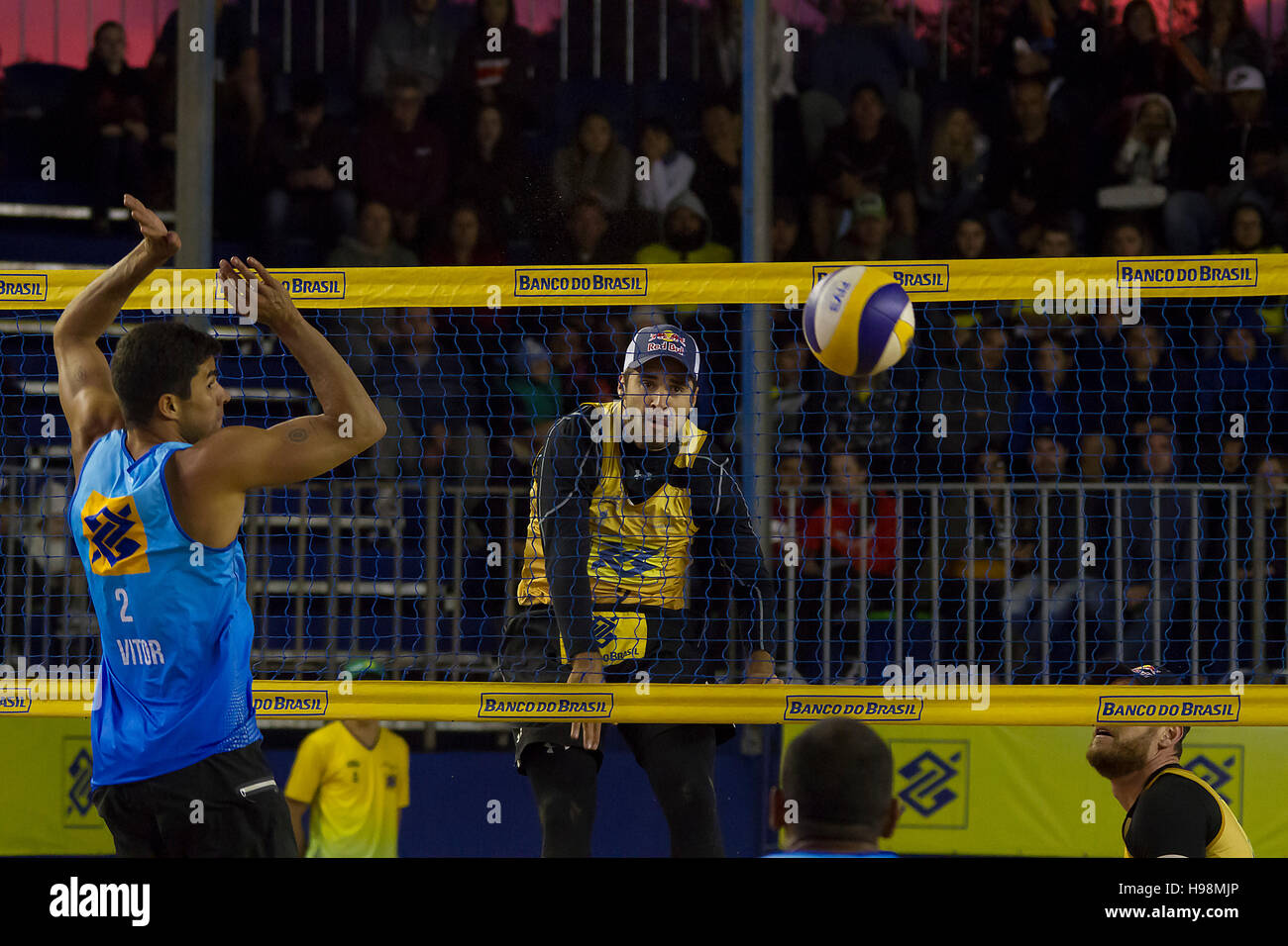 Curitiba, Brasil. 19 Nov, 2016. El doble campeón olímpico Alison Mamut y Bruno Schmidt win Jô y Vitor y garantizar el lugar en la final de la cuarta etapa del circuito brasileño de voleibol de playa. Entre el 16 y el 20 de noviembre, tiene lugar la cuarta etapa del circuito brasileño de voleibol de playa en Curitiba PR. © Guilherme Artigas/FotoArena/Alamy Live News Foto de stock