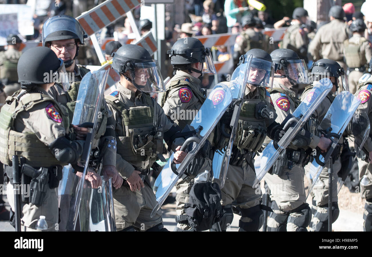 DPS policías antidisturbios mantener vidas blanco asunto aparte de los manifestantes que protestaban contra ellos cerca del Capitolio de Texas. Foto de stock