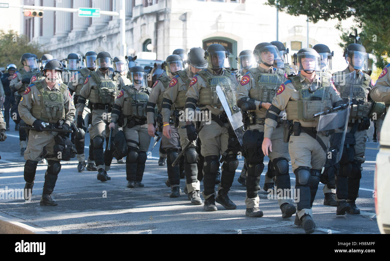 DPS policías antidisturbios mantener vidas blanco asunto aparte de los manifestantes que protestaban contra ellos cerca del Capitolio de Texas. Foto de stock