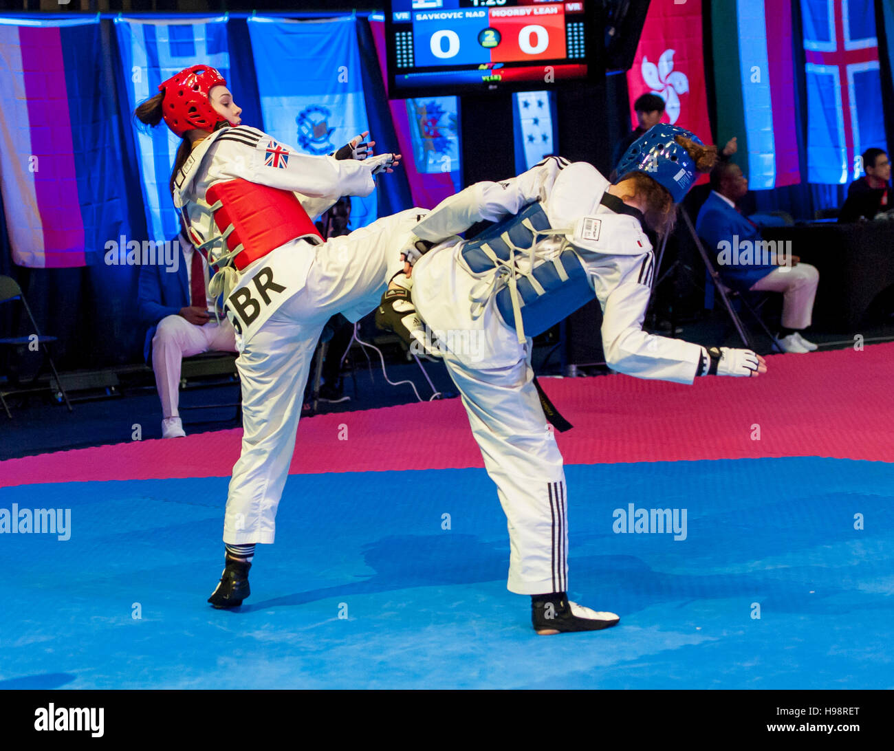 Burnaby, Canadá. El 19 de noviembre de 2016. WTF World Taekwondo Campeonato Junior Nadia Savkovic (SRB) azul, y Leah Moorby (GBR) rojo competir en la hembra 59kg Alamy Live News/Peter Llewellyn Foto de stock