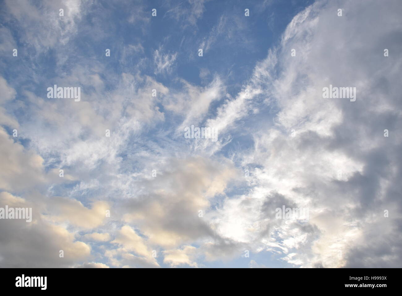 Increíble cielo azul con nubes, puede utilizarse como fondo Foto de stock