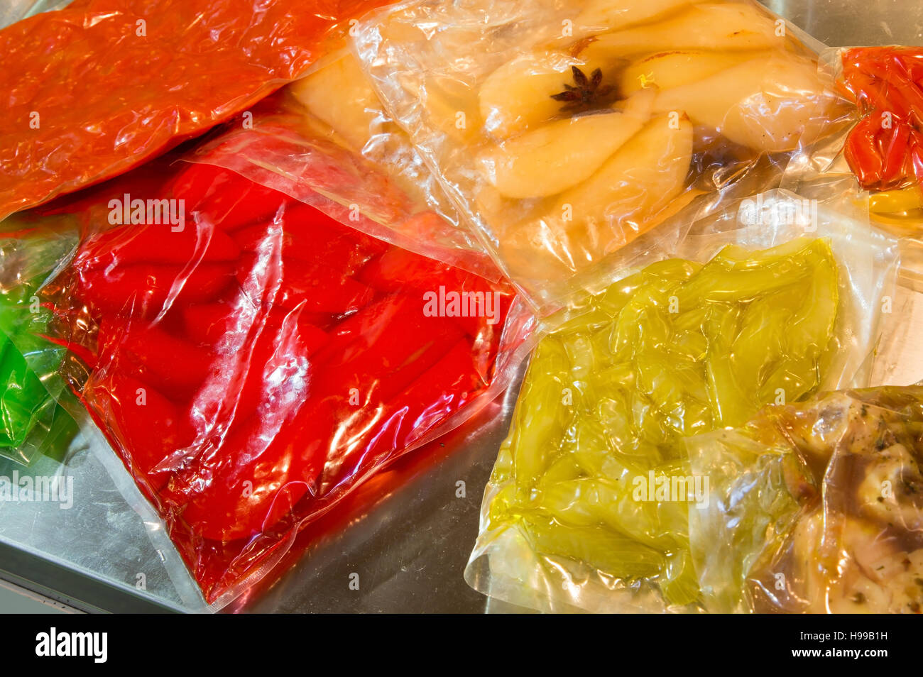 Coloridos vegetales conservados en bolsas envasados al vacío para conservar  las propiedades organolépticas de los alimentos Fotografía de stock - Alamy