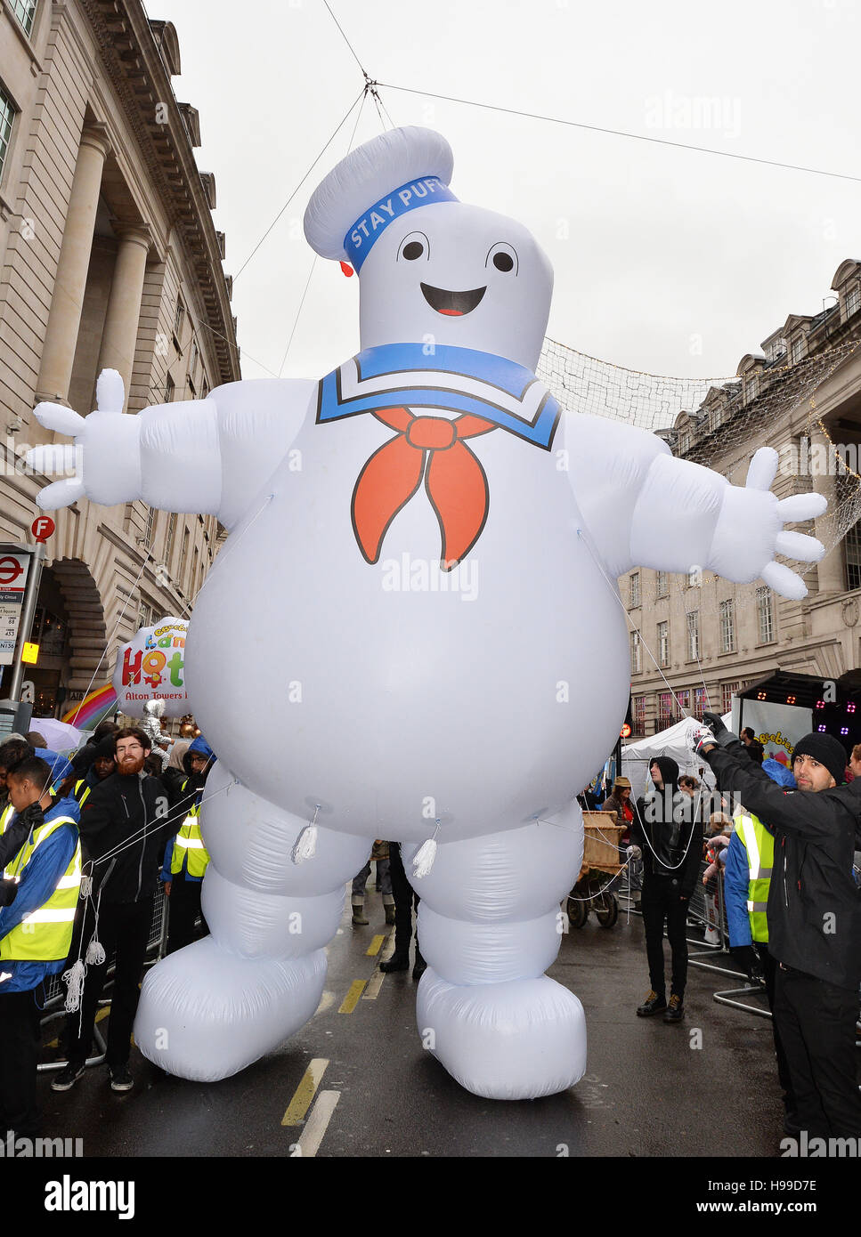 El 'Stay Puft Marshmallow Man inflable' de la película 'Cazafantasmas' en  la segunda reunión anual de Navidad desfile de juguetes Hamleys en Regent  Street, en el centro de Londres Fotografía de stock -