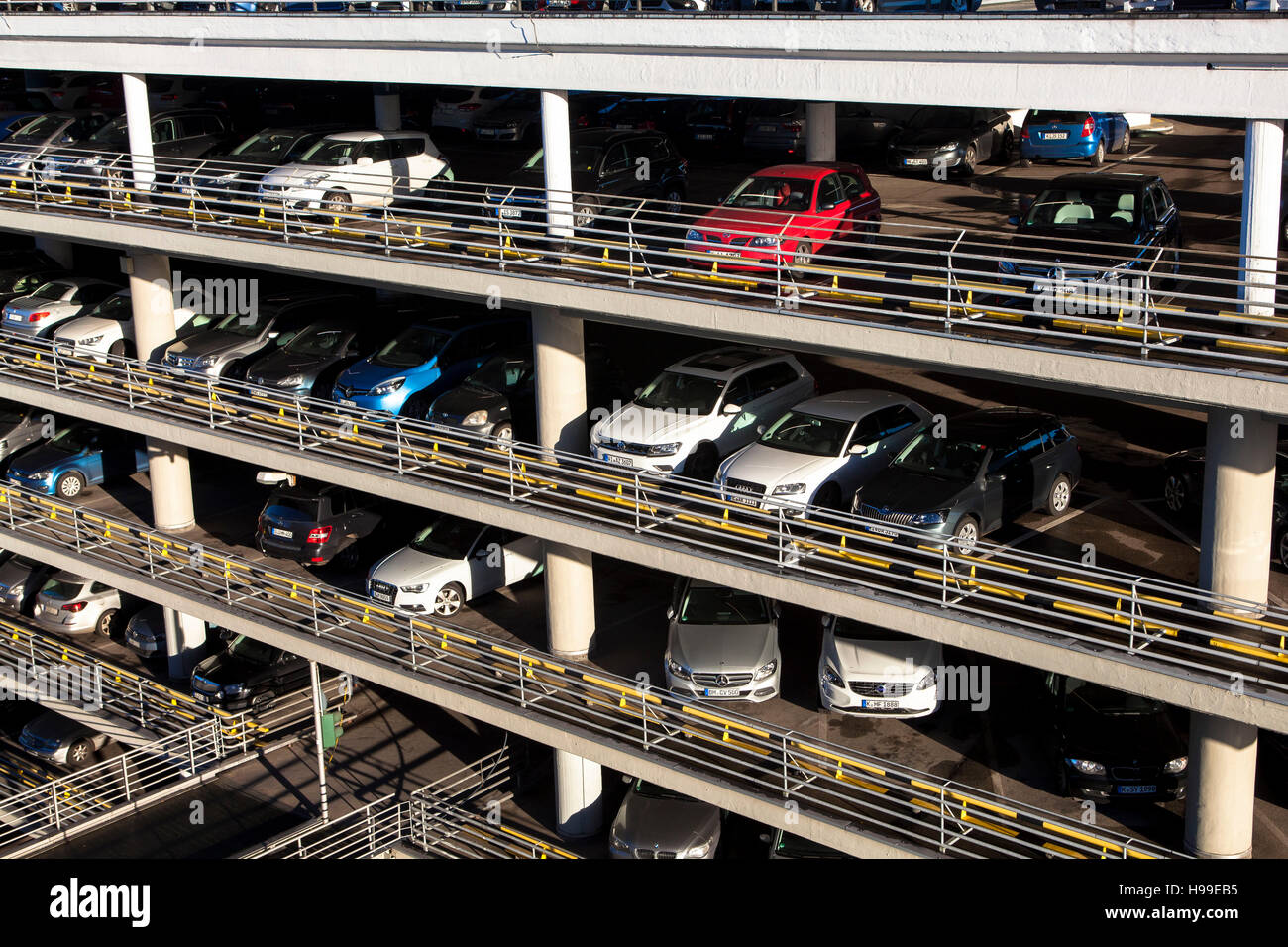 En Europa, Alemania, Colonia, estacionamiento de varios pisos del Kaufhof department store. Foto de stock