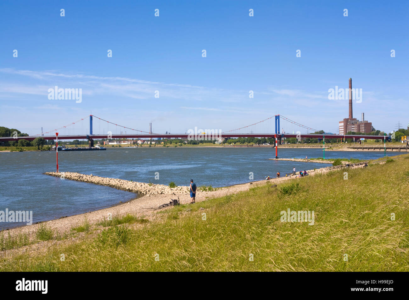 Área de Ruhr, Alemania, Duisburg, del río Rin, en la desembocadura del río Ruhr, en el fondo la Fundación Friedrich-Ebert bridge. Foto de stock