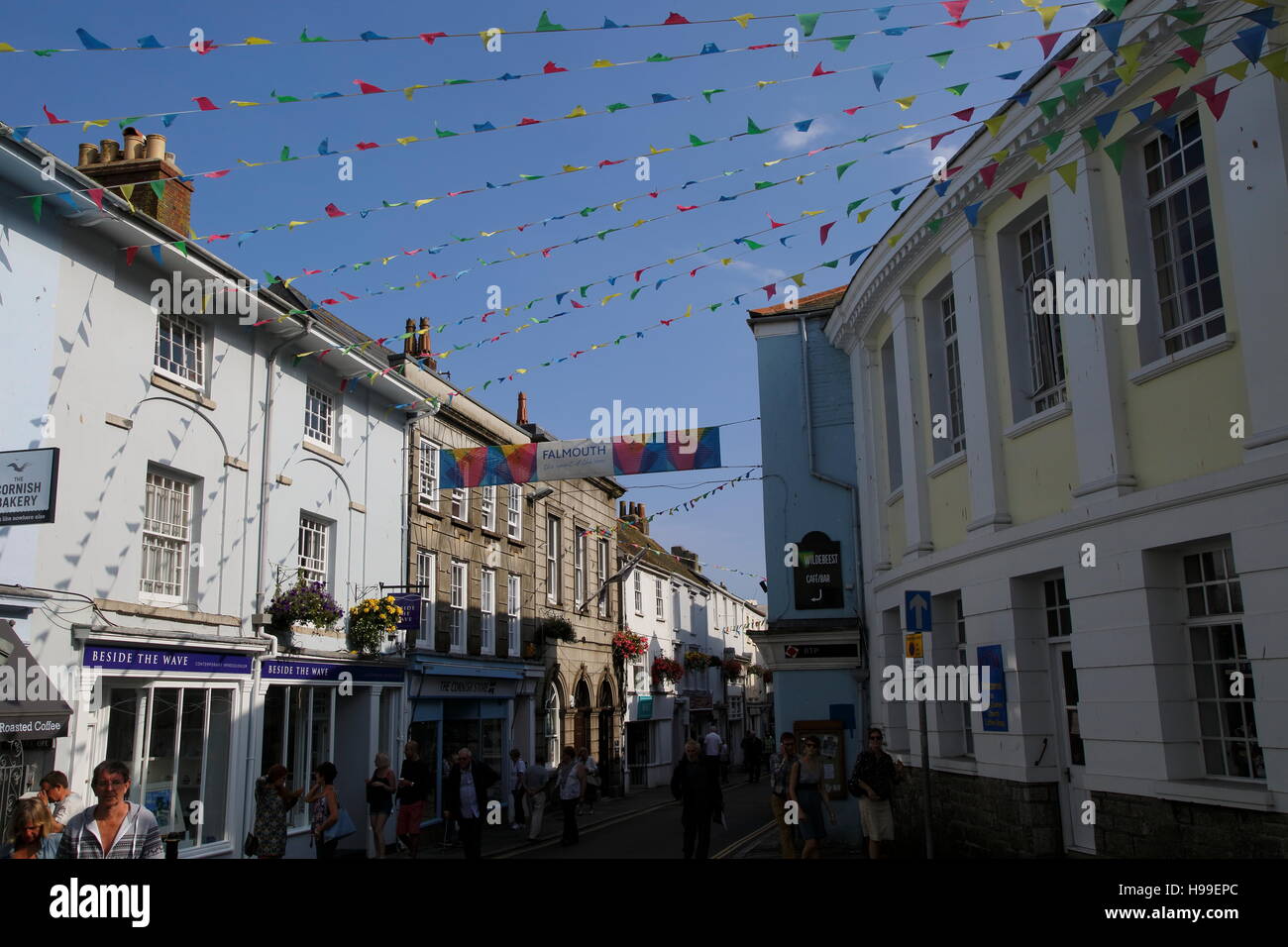 Bunting banderas ondeando en la calle del centro de la ciudad, Falmouth, Cornwall, Inglaterra, Reino Unido. Foto de stock
