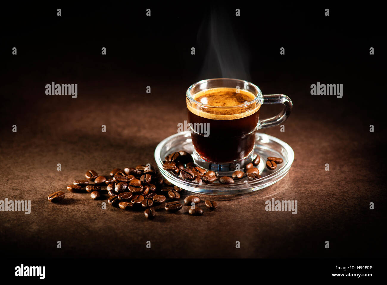 Taza de café espresso sobre fondo oscuro. Foto de stock