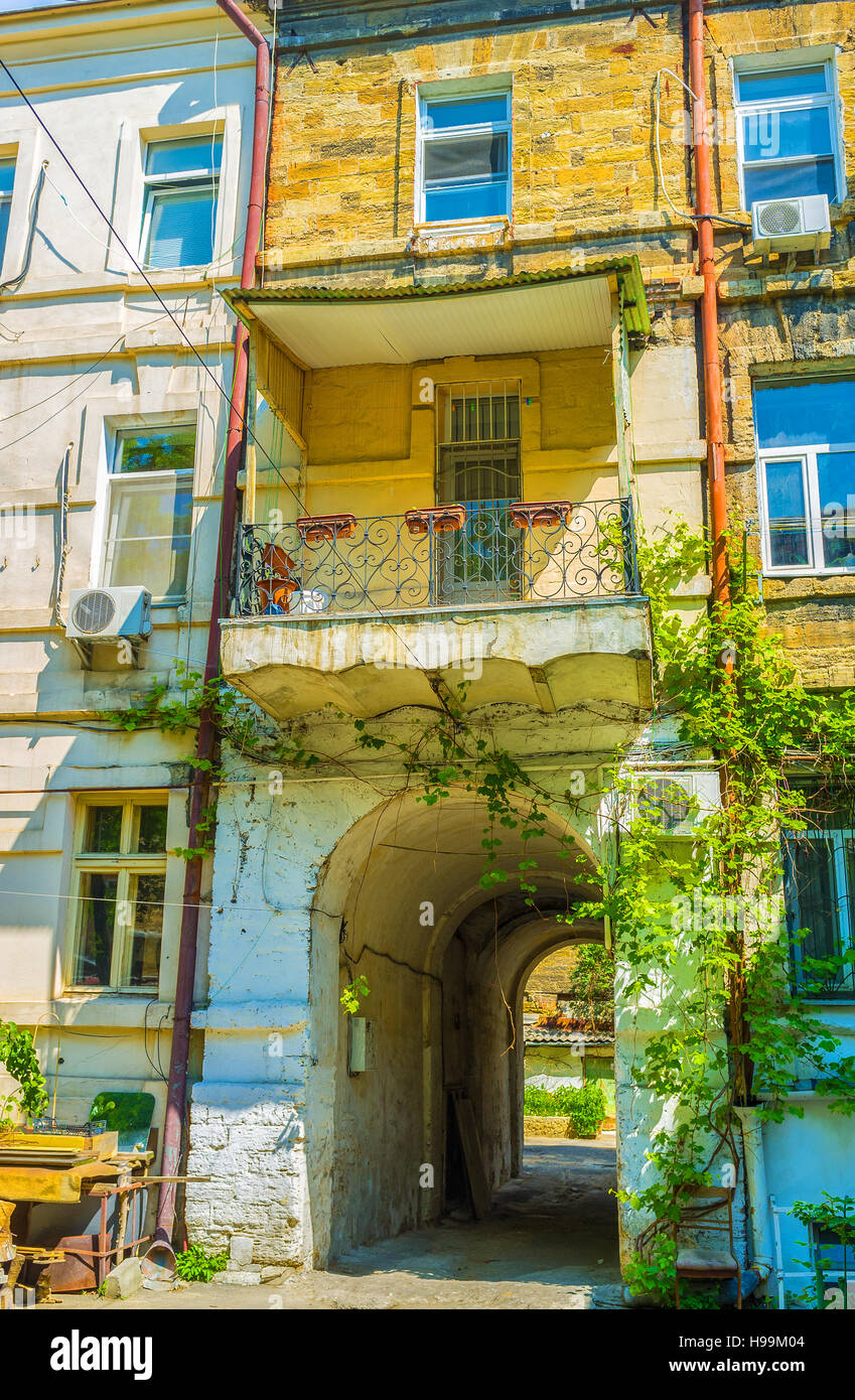 Típico edificio residencial en la parte vieja de Odessa, Ucrania. Foto de stock