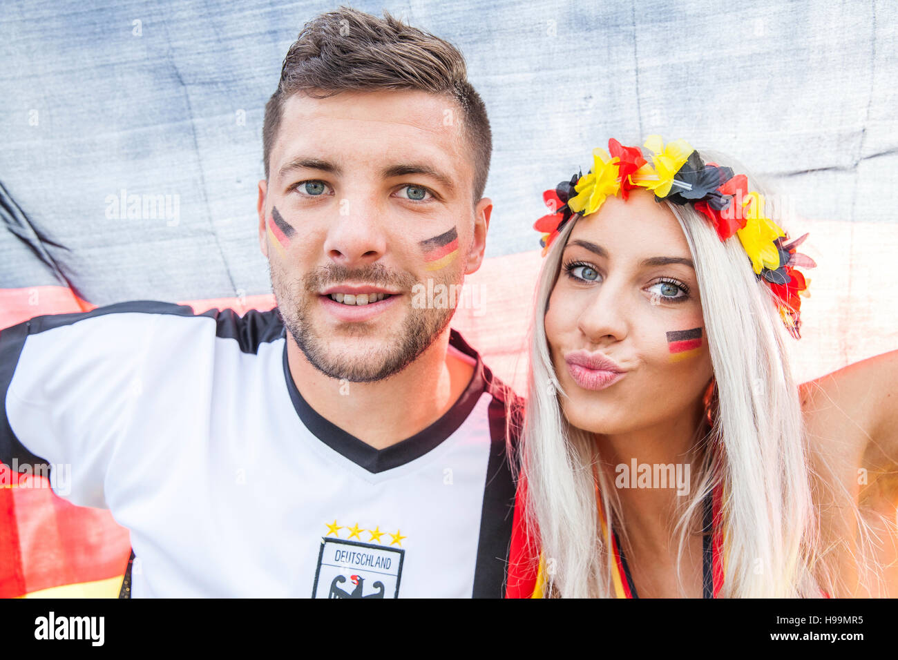 Retrato de pareja con la pintura facial en alemán colores Foto de stock