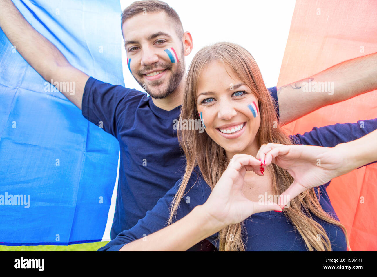 Fanático del Fútbol Femenino formando corazón con manos Fotografía de stock Alamy