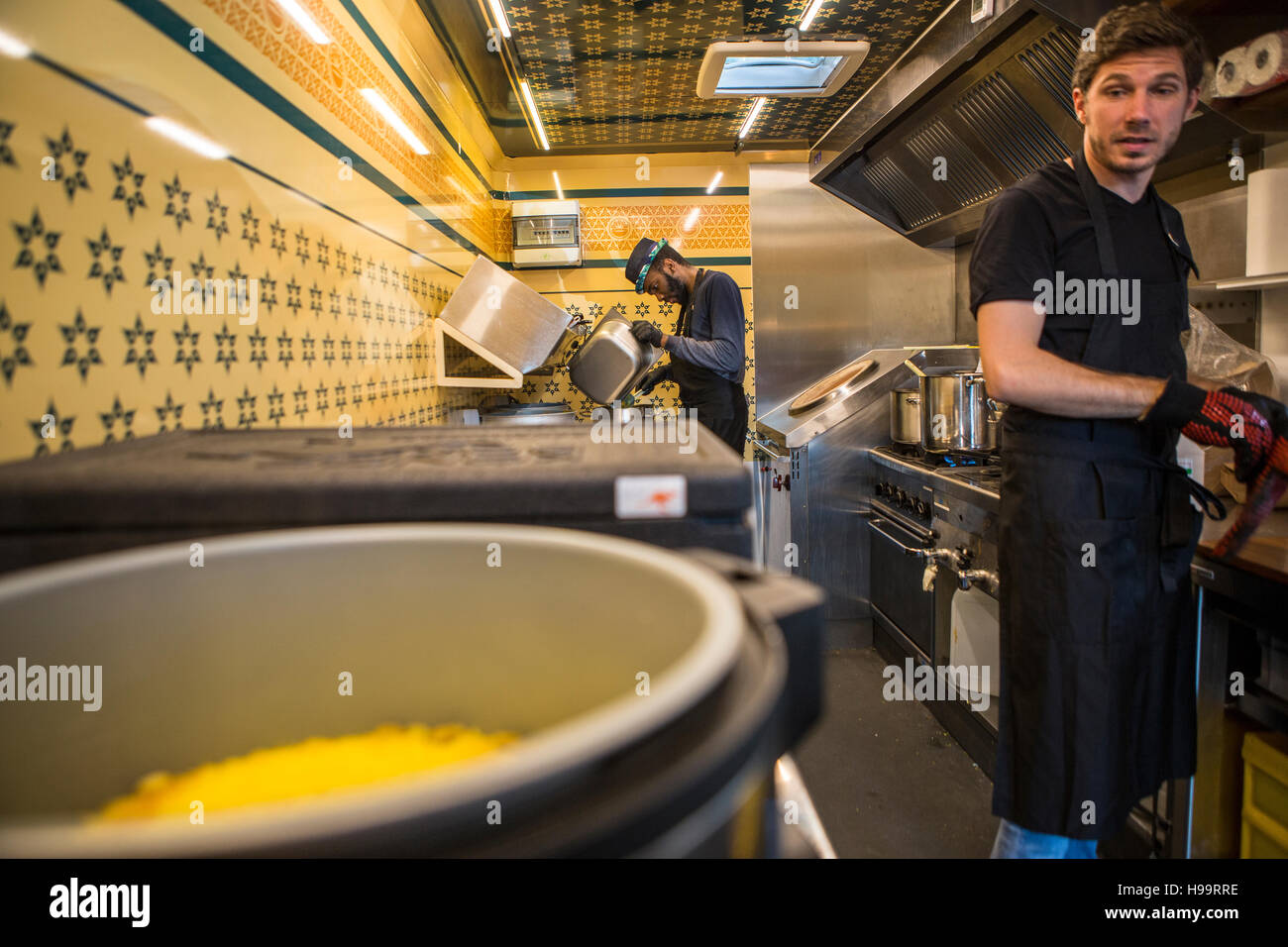 Dos hombres cocinar en cocina comercial de camión de alimentos Foto de stock