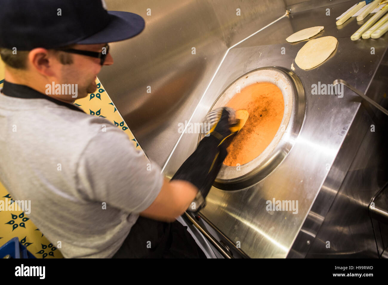 Hombre cocinar en cocina comercial de camión de alimentos Foto de stock
