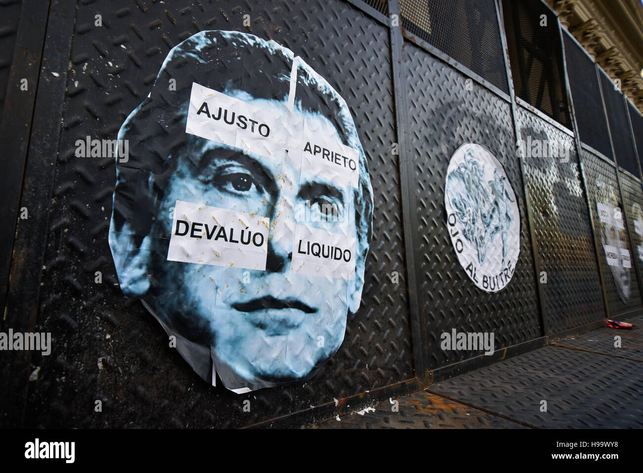 Buenos Aires, Argentina - Nov 19, 2016: Cartel del presidente argentino Mauricio Macri con letreros en español. Foto de stock