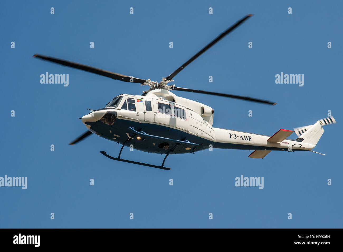 Para este paso bajo Verde Aérea eritrea AB414 en el Aeropuerto de Turín LIMF Foto de stock
