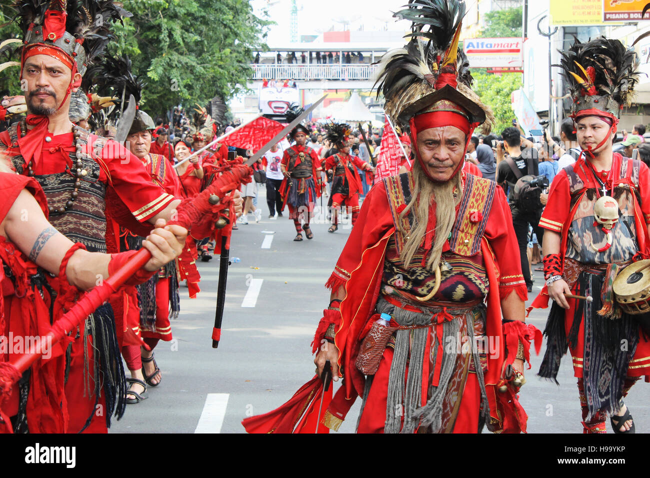 Personas vestidas con ropas tradicionales de minahasa, al norte de Sulawesi, Indonesia en cap go meh carnaval que se celebró en glodok, Yakarta. Foto de stock