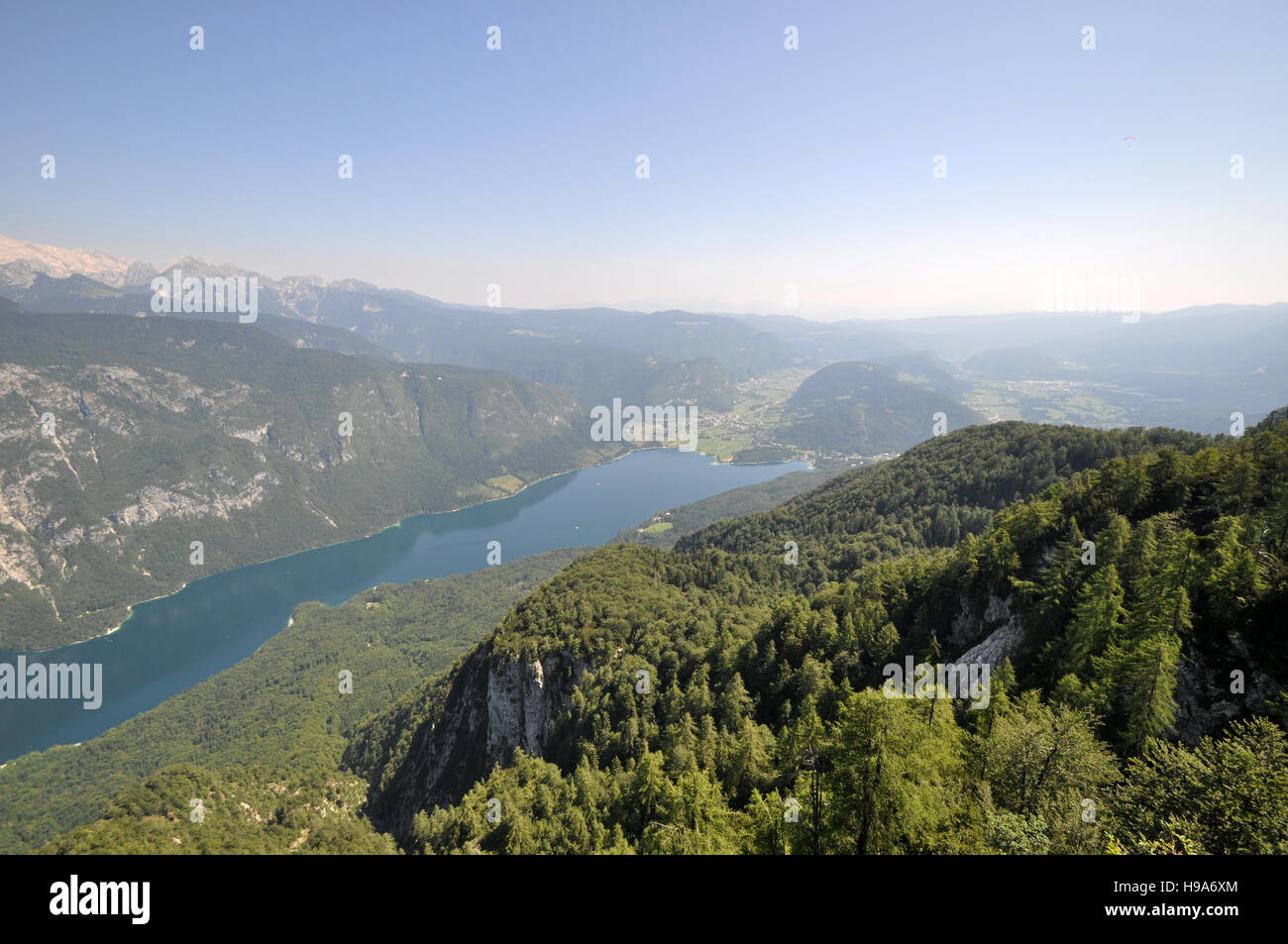 Vista panorámica sobre el lago de Bohinj, Eslovenia Foto de stock