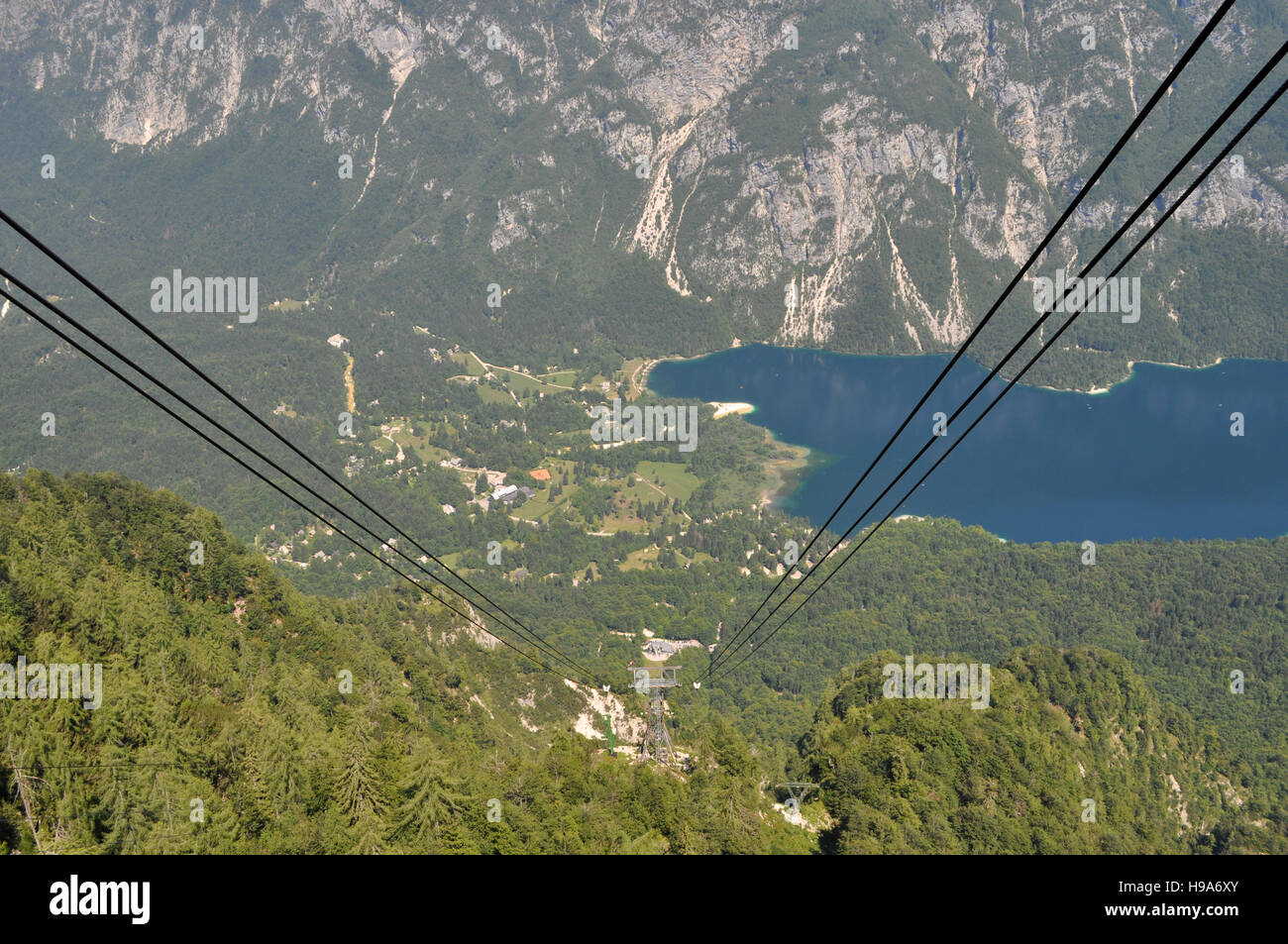 Mirando hacia abajo el teleférico alpino hasta el pueblo de Ukanc en la orilla del lago Bohinj, Eslovenia, desde el Monte Vogel Foto de stock