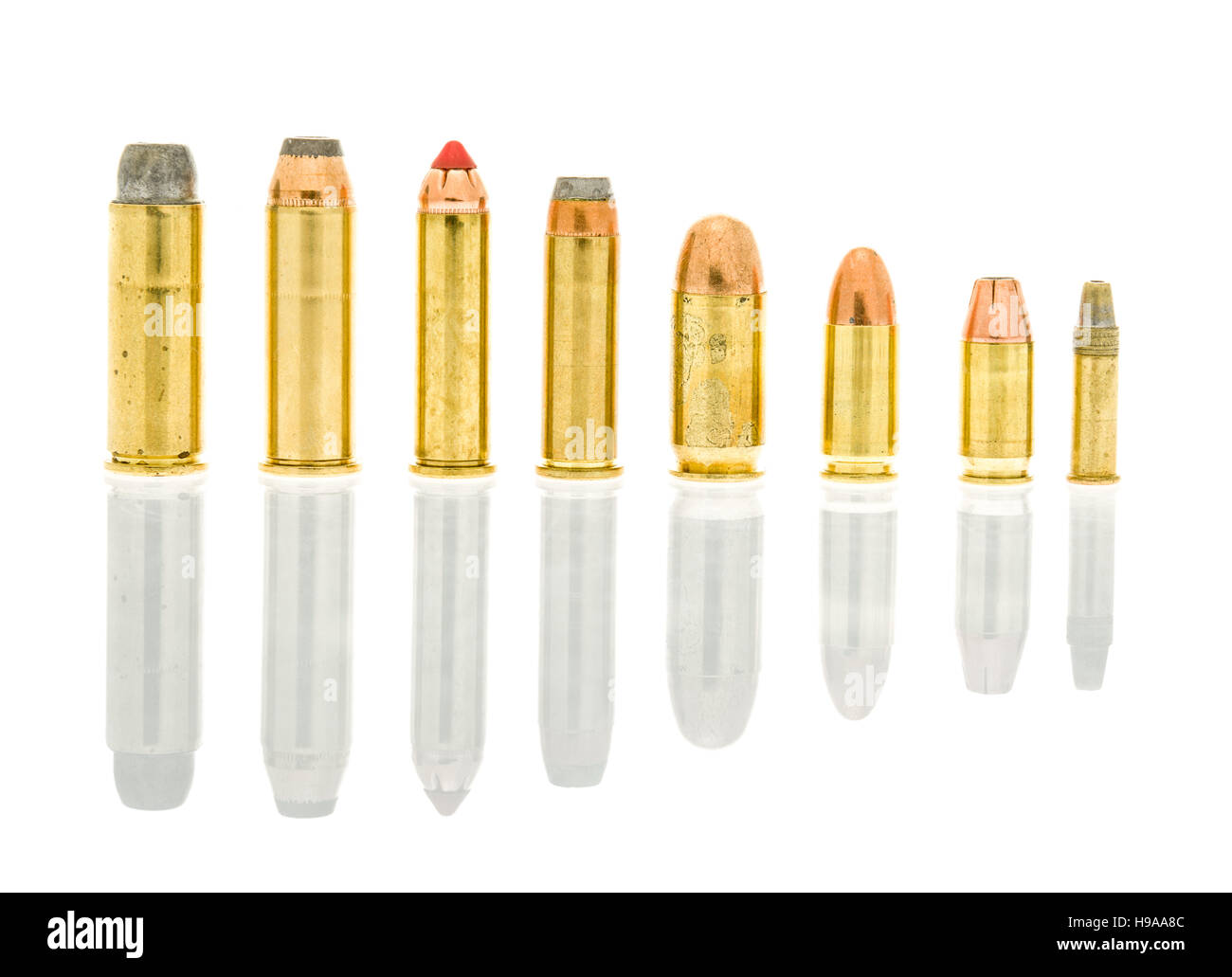 Pistola calibre balas sobre un fondo aisladas incluyendo 45 long colt, 44 rem mag, 357 mag, 38 especiales, 45 ACP, 9 mm, 380 automático, 22 Foto de stock
