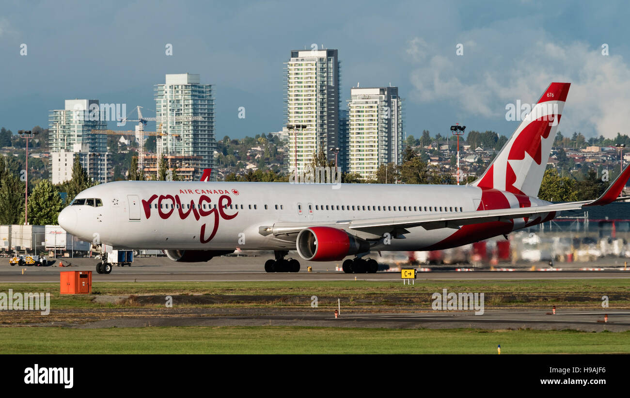 Air Canada Rouge Boeing 767-300ER C-FMLV avión de fuselaje ancho listos para despegar del aeropuerto internacional de Vancouver Canadá Foto de stock