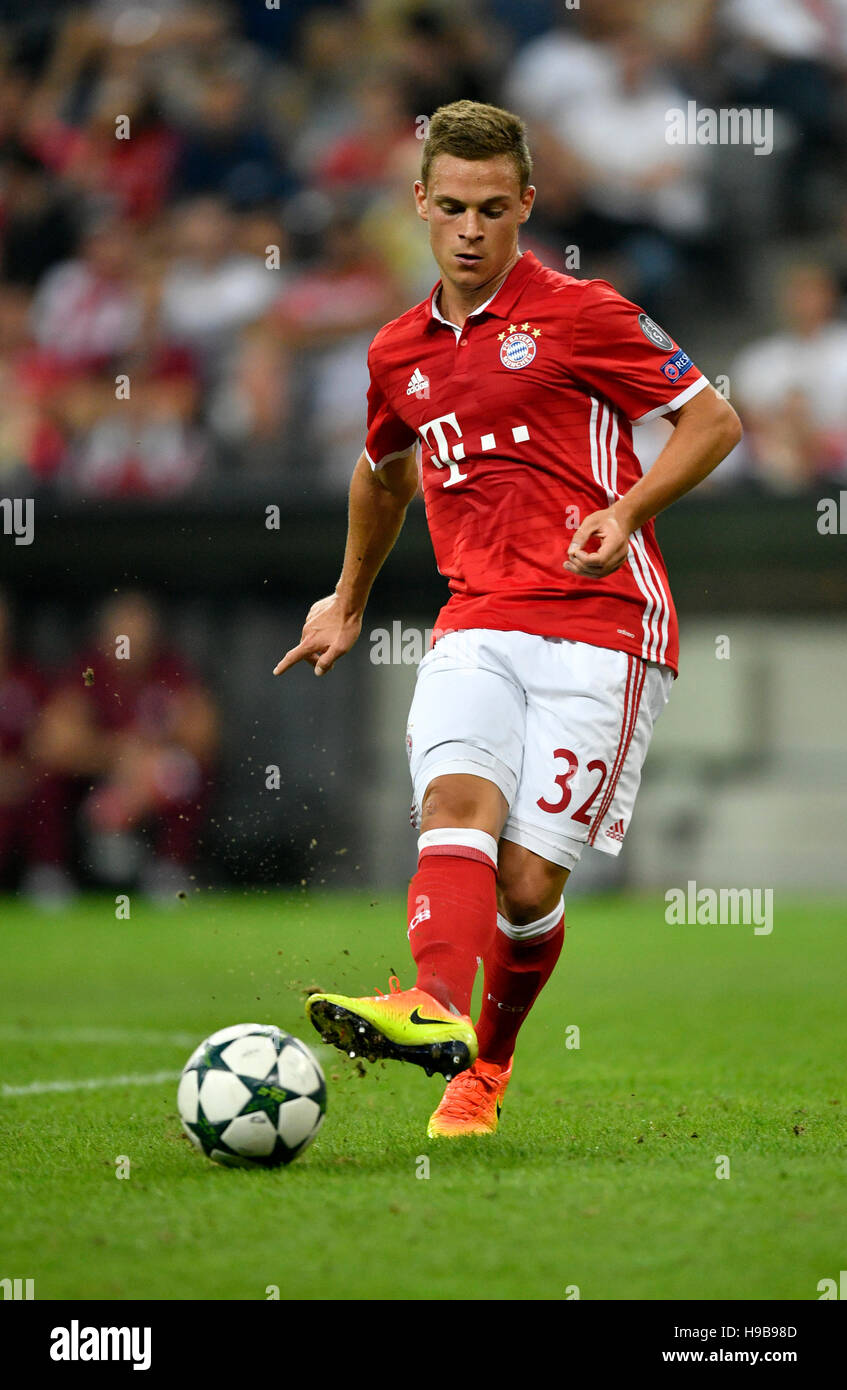Joshua Kimmich jugando fútbol, fútbol, Bayern de Múnich, el Allianz Arena, Munich, Baviera, Alemania Foto de stock