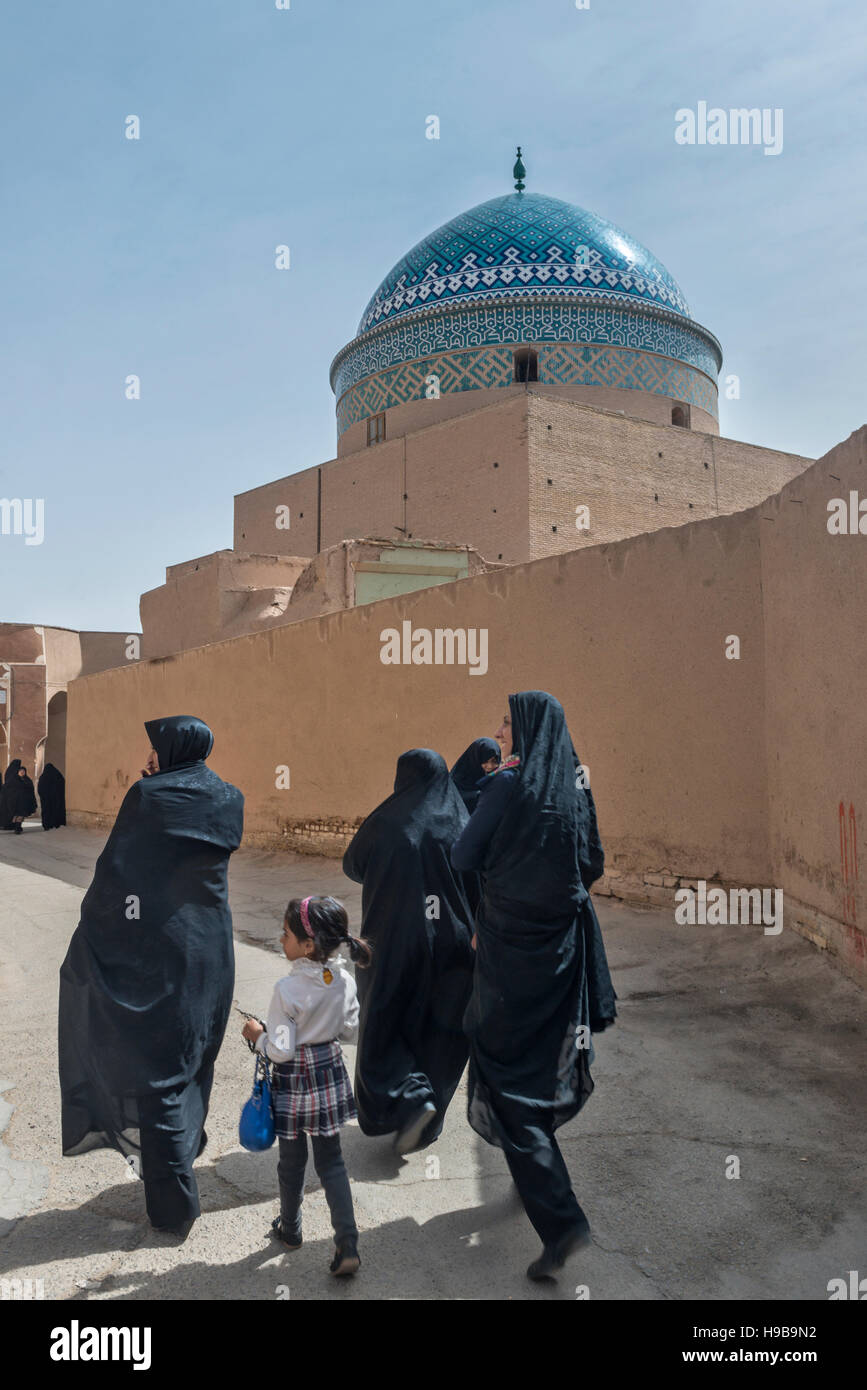 Mujeres en doce Mausoleo Imam Yazd Irán Foto de stock