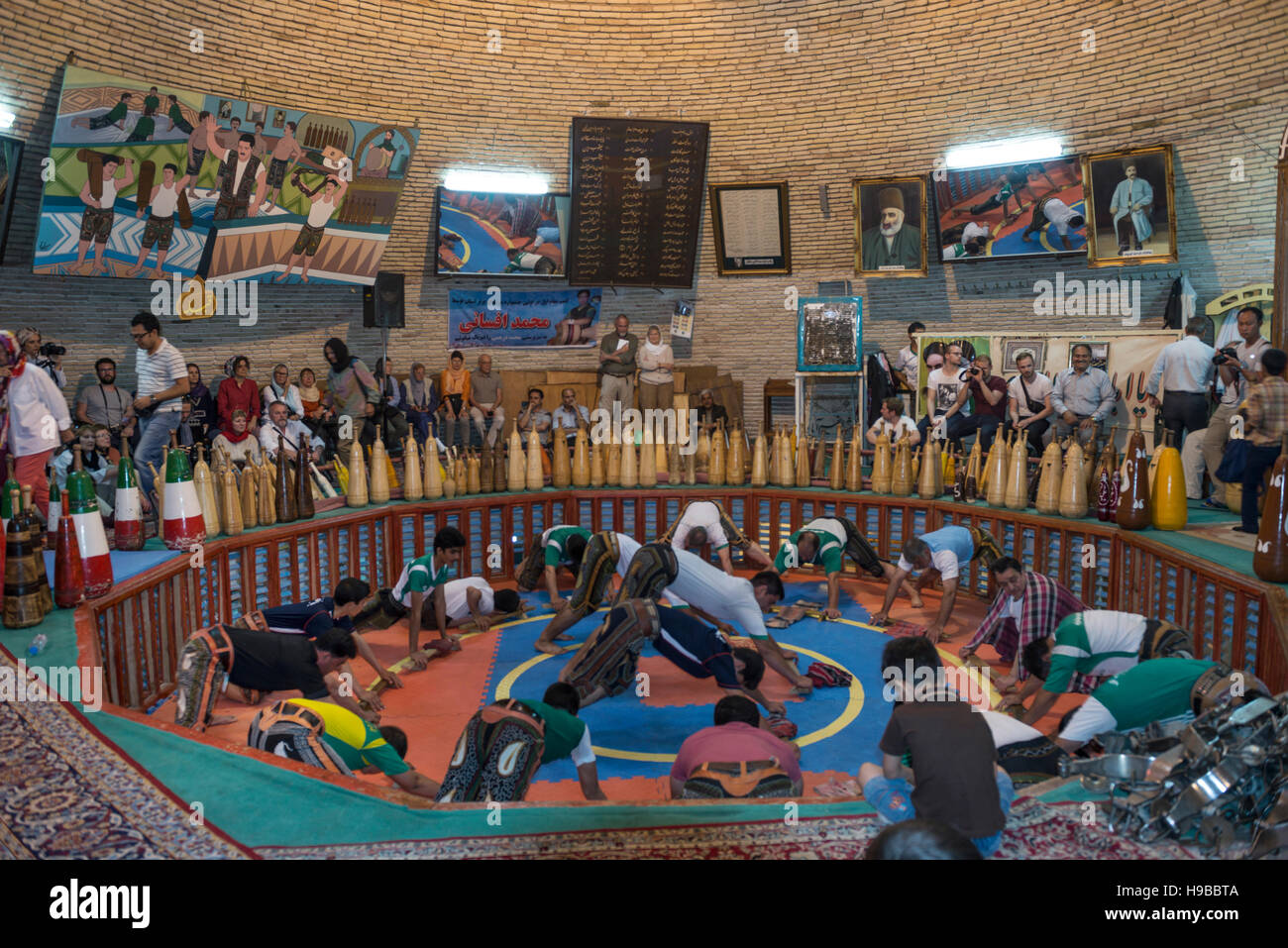 Los iraníes realizar deporte tradicional Zorkhane Yazd Irán Foto de stock