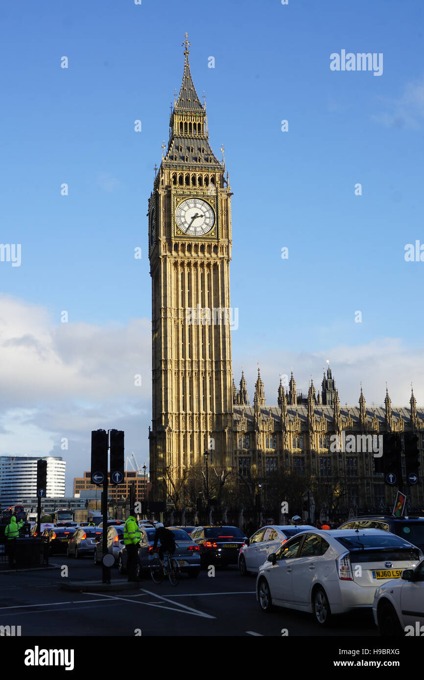 Londres, Reino Unido. 22 Nov, 2016. Etapa controladores Uber protestar a través del centro de Londres preguntar al alcalde de Londres Sadiq Khan actúe para insistir en la compañía estadounidense garantiza el salario mínimo y la demanda TFL protección reglamentaria de Uber controladores en 22 de noviembre de 2016 en el centro de Londres, Reino Unido. Crédito: Ver Li/Alamy Live News Foto de stock